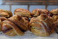 In der Bäckerei des «Kaffebønna» gibt es leckere Zimtschnecken. - © Florian Sanktjohanser/dpa-tmn