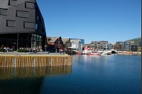 Vor dem Kystens Mathus speist man direkt am Hafenbecken in Tromsø. - © Florian Sanktjohanser/dpa-tmn