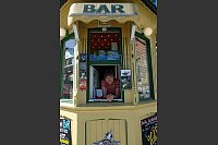 Verkauft im Kiosk «Raketten» Rentier-Hotdogs: Siri Therese Lier. - © Florian Sanktjohanser/dpa-tmn