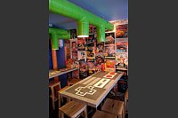 Eine Hommage an alte Videospiele: das winzige Restaurant «Burgr». - © Florian Sanktjohanser/dpa-tmn