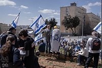 Demonstranten protestieren vor dem Büro des israelischen Ministerpräsidenten in Jerusalem. - © Ilia Yefimovich/dpa