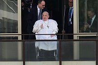 Daumen hoch von Papst Franziskus: Erster Auftritt nach Klinikaufenthalt - © Andrew Medichini/AP/dpa