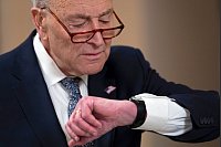 Das war knapp! Nur Stunden vor einem drohenden Shutdown der Behörden in den USA konnten sich die Demokraten unter ihrem Minderheitenführer im Senat, Chuck Schumer, auf eine Zustimmung zum US-Haushalt einigen. - © Ben Curtis/AP/dpa