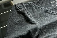 Das Shirt anschließend auf dem Wäscheständer trocknen lassen. - © Christin Klose/dpa-tmn