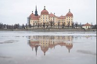 Schloss gespiegelt: Das Schloss Moritzburg in Sachsen spiegelt sich in einer Eisfläche auf dem Schlossteich. - © Sebastian Kahnert/dpa