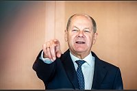 Hey du - Bundeskanzler Scholz gestikuliert vor Beginn der Kabinettsitzung im Bundeskanzleramt. - © Michael Kappeler/dpa