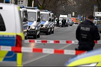 Zahlreiche Polizisten sind in Leverkusen im Einsatz. Es geht um den Verdacht von gefährlichen Substanzen in einer Wohnung. - © Roberto Pfeil/dpa