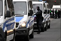 An einem Großeinsatz der Polizei in Leverkusen sind Spezialkräfte beteiligt. - © Roberto Pfeil/dpa