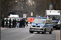 Polizisten und Spezialkräfte gehen dem Verdacht von gefährlichen Substanzen in einer Wohnung von Leverkusen nach. - © Roberto Pfeil/dpa