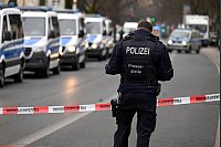 Eine Frau steht im Verdacht, sich im Internet Substanzen zur Herstellung von Explosivstoffen besorgt zu haben. - © Roberto Pfeil/dpa
