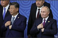 Der chinesische Präsident Xi Jinping (l) und der russische Präsident Wladimir Putin beim Brics-Gipfel in Kasan. - © Maxim Shipenkov/Pool EPA/AP/dpa