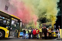 Zum Auftakt des zweitägigen Warnstreiks beim Berliner Nahverkehr halten streikende BVG-Mitarbeiter Leuchtfackeln und machen damit bunten Qualm. - © Michael Ukas/dpa