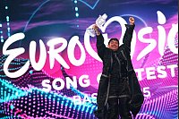 JJ aus Österreich, Gewinner des Eurovision Song Contest, jubelt mit Trophäe während des großen Finales des 69. Eurovision Song Contest (ESC 2025) in der St. Jakobshalle in Basel. - © Jens Büttner/dpa