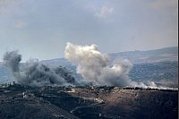 Rauch von schweren israelischen Luftangriffen steigt aus dem südlibanesischen Dorf Jabal al-Rihan auf. - © Marwan Naamani/ZUMA Press Wire/dpa