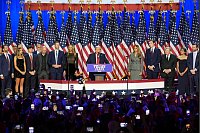 US-Wahlen 2024 - Donald Trump redet auf der Bühne in West Palm Beach umringt von Mitgliedern seiner Familie. - © Lynne Sladky/AP