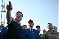 Elon Musk (l) spricht mit dem designierten US-Präsidenten Donald Trump (M) vor dem Start des sechsten Testflugs der SpaceX Starship-Rakete in Boca Chica, Texas - © Brandon Bell/Getty Images North America Pool via AP/dpa