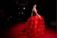 Coco Rocha läuft über den Laufsteg während der Christian Siriano Modenschau während der New York Fashion Week. - © Charles Sykes/Invision/AP/dpa