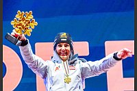 Stephanie Venier aus Österreich feiert ihre Goldmedaille beim Super G in Saalbach-Hinterglemm. - © Jens Büttner/dpa