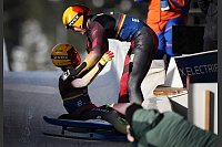 Die Deutschen Julia Taubitz (l) und Max Langenhan feiern nach ihrem Sieg bei der Rodel-WM in Whistler. - © DARRYL DYCK/The Canadian Press/AP/dpa