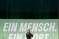 Annalena Baerbock spricht während einer Wahlkampfveranstaltung im Hannover Congress Centrum. - © Michael Matthey/dpa