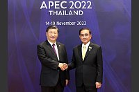 Handschlag in Bangkok: Chinas Pr&auml;sident Xi Jinping (l) und Gastgeber Prayut Chan-o-cha, der Ministerpr&auml;sident von Thailand. - &copy; Ding Haitao/XinHua/dpa