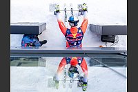 Ski alpin: Franjo Von Allmen aus der Schweiz spiegelt sich im Starthaus beim Training für das berühmte Hahnenkammrennen auf der Streif. - © Expa/Johann Groder/APA/dpa
