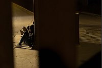 An der Grenze USA/Mexiko: Eine Gruppe von Migranten wartet auf die Abfertigung zwischen den Grenzmauern, die Mexiko und die Vereinigten Staaten trennen, nachdem sie vor Sonnenaufgang illegal die Grenze überquert haben. - © Gregory Bull/AP/dpa