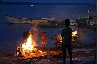 Man sagt in Varanasi, dass die Feuer am Ganges nie ausgehen. - &copy; Anne-Sophie Galli/dpa