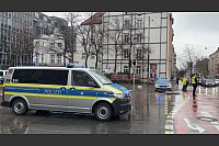 Polizei «mit starken Kräften» vor Ort. - © Roland Freund/dpa