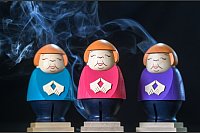 Mit einer Räucherfigur von Ex-Bundeskanzlerin Angela Merkel hatte die Seiffener Volkskunst schon einen vollen Erfolg. (Archivbild) - © Hendrik Schmidt/dpa-Zentralbild/ZB