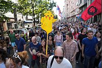 Seit Monaten gibt es in Serbien Proteste. - © Darko Vojinovic/AP/dpa