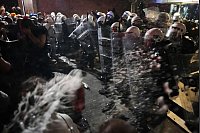 Die serbische Polizei ging am Campus der Uni Novi Sad mit großer Härte gegen demonstrierende Bürger vor. (Archivbild) - © Darko Vojinovic/AP/dpa
