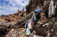 Plastikverschmutzung in Südafrika - © Jerome Delay/AP/dpa