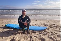 Kennt die kalifornischen Wellen: Chad Bonsack arbeitet als Surflehrer in Santa Monica. - © Bernhard Krieger/dpa-tmn