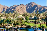 In der Wüste wartet perfektes Grün: Palm Springs ist für seine Golfplätze bekannt. - © Bernhard Krieger/dpa-tmn