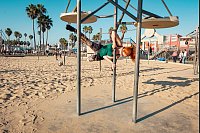 Dafür braucht es mehr als nur Muskeln: Am Muscle Beach zeigt eine Frau ihr Können. - © Seenic/Westend61/dpa-tmn