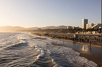 Wellen des Pazifik schlagen auf den Strand von Santa Monica. Hier endet auch die berühmteste Fernstraße Amerikas: die Route 66. - © Max Whittaker/Visit California/dpa-tmn
