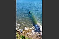 Da türmt sich etwas auf: Ein Surfer am Strand von Santa Barbara reitet die Welle. - © Jay Sinclair/Visit California/dpa-tmn