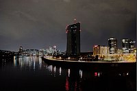 In der Zentrale der Europäischen Zentralbank in Frankfurt am Main sind zur "Earth Hour" die meisten Lichter ausgeschaltet. - © Michael Probst/AP/dpa