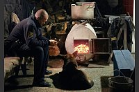 Ein bisschen Wärme. - © Libkos/AP/dpa