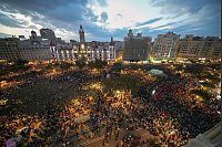 Tausende Demonstranten versammeln sich in Valencia zu einer von sozialen und zivilgesellschaftlichen Gruppen organisierten Demonstration, um den Umgang mit den jüngsten Überschwemmungen anzuprangern. - © Emilio Morenatti/AP/dpa