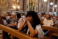 Sorge um den Papst: Gläubige nehmen an einer Messe für die Gesundheit von Papst Franziskus in der Basilika von San José de Flores in Argentinien teil. - © Cristina Sille/dpa