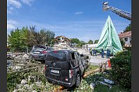 Parkende Autos wurden schwer beschädigt. - © Stefan Puchner/dpa