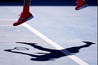 Schattenspiel bei den Australian Open: Alexander Zverev in Aktion. - © Vincent Thian/AP/dpa