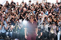 Tom Cruise posiert vor den Kameras während des Fototermins für den Film "Mission: Impossible - The Final Reckoning" bei den 78. Internationalen Filmfestspielen. - © Scott A Garfitt/Invision/AP/dpa