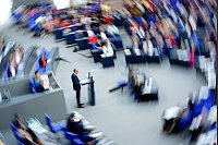 Bundeskanzler Friedrich Merz (CDU) spricht bei seiner Regierungserklärung im Plenum des Bundestags. - © Kay Nietfeld/dpa