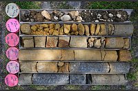 Bohrproben liegen bei Bohr- und Sondierungsarbeiten für eine potenzielle Behelfsbrücke über die Elbe in Bad Schandau auf dem Boden. - © Robert Michael/dpa