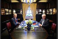 Bundespräsident Frank-Walter Steinmeier (r) und Jair Golan, Abgeordneter der Knesset, treffen sich zu einem Gespräch im Hotel King David. - © Bernd von Jutrczenka/dpa