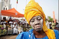 Voodoo lebt: Eine Voodoo-Anhängerin tanzt vor dem Beginn des jährlichen Voodoo-Festivals in Benin im westlichen Afrika. - © Sunday Alamba/AP/dpa
