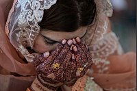 Eid al-Fitr Fest zum Ende des Ramada: eine Frau nimmt einer Moschee in Pakistan an einem Eid-al-Fitr-Gebet zum Ende des heiligen Fastenmonats Ramadan teil. - © K.M. Chaudary/AP/dpa